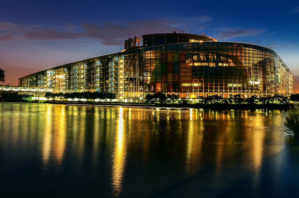 Picture-of-the-EU-Parliament at night