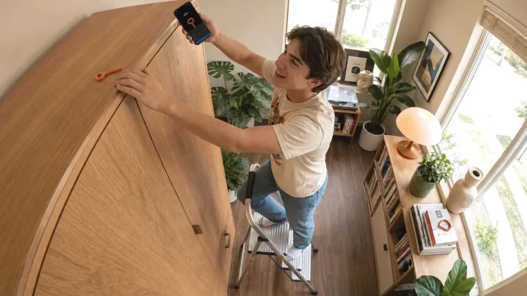 This $9 key physically locks your most addictive apps